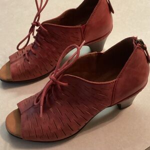 Rockport Lace-Up Heels
Size 8